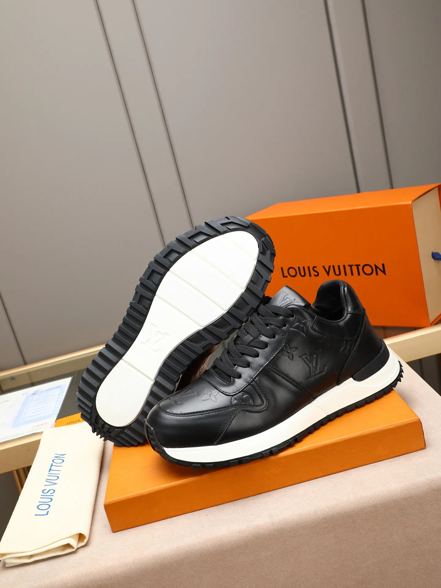 Men's Shoes 💰660 L The Run Away Maxi sneaker debuts in the 2025 collection and continues the iconic design of the Run Away sneaker. The smooth cowhide leather upper features contrasting LV lettering and Vuitton logos, and a lightweight rubber wedge outsole evokes running shoe construction. High level of comfort. Looks good, wears well and matches well. Worth buying! 7 color selection size: 39-44 (45 customized)